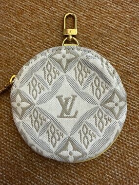Louis Vuitton LV Portemonnaie Coin Case Round Ecru Jaune, 1854 collection.